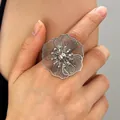 Anello a fiore filigranato color argento con petali multistrato indossato sul dito - Anello a Fiore Cavo (3287)