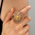 Anello grande a forma di fiore dorato con intricate trame di petali - Anello a Fiore Cavo (4982)