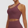 Détail d'un soutien-gorge de sport bordeaux à dos nageur avec large bande de soutien - S / Hauts / Rouge Vin