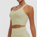 Détail en gros plan d'un soutien-gorge de sport vert sauge à séchage rapide et bande - S / Hauts / Kaki