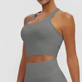 Détail de près d'un soutien-gorge de sport gris uni à dos nageur avec large bande - S / Haut (7152背心) / Gris titane