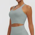 Gros plan montrant la texture et l'ajustement d'un soutien-gorge de yoga dos nageur gris - S / Hauts / Gris Rhino