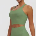 Gros plan d'un soutien-gorge de sport dos nageur vert olive avec coussinets amovibles. - S / Hauts / Vert Cèdre