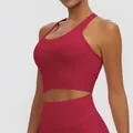 Gros plan d'un soutien-gorge de sport rouge dos nageur en tissu élastique à séchage rapide - S / Hauts / Rouge carmin