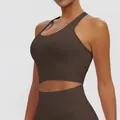 Détail d'un soutien-gorge de sport marron foncé uni avec une large bande élastique de soutien - S / Hauts / Café distillé