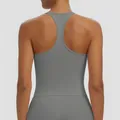 Atmungsaktives graues Racerback-Sport-Tanktop aus doppelseitigem Nylon für Yoga und Fitness - S / Oberteile / Titan Grau