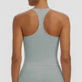 Salbeigrünes Racerback-Sport-Top für Yoga und Fitnesstraining atmungsaktive Passform - S / Oberteile / Nashorngrau