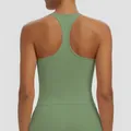 Sportliches Damen Racerback Tanktop in Olivgrün für Yoga und Fitness Training - S / Oberteile / Zederngrün