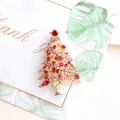 Exquisite goldfarbene Weihnachtsbaum-Brosche mit roten und irisierenden Strasssteinen - Goldene Basis Rot Und AB Strass Baum (款式6)