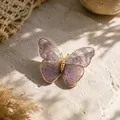 Detailansicht einer handgestickten Schmetterlingsbrosche mit edler goldener Verzierung - Lila