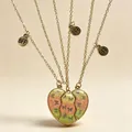 Détail du collier de cœur magnétique avec des motifs papillons scintillants et tags BFF. - Style Pailleté Papillon Dégradé Rose Jaune Vert (#4)