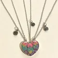 Gros plan de colliers BFF cœur magnétique avec motifs colorés s'assemblant - Style Papillon Étoile Huile Goutte Rose Bleu Violet (#6)