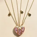 Gros plan sur les colliers BFF en forme de cœur magnétique avec paillettes roses - Style Puzzle Cœur à Paillettes Roses (#7)