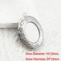 Detailansicht eines ovalen Fotomedaillons aus Edelstahl mit genauen Größenangaben - Blumenmuster Oval-Stil (YY038)