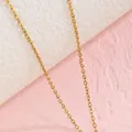 Vue détaillée d'un collier chaîne O en acier titane doré, un bijou délicat et élégant. - Chaîne câble / Or