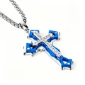 Primo piano del ciondolo a croce punk blu e argento con strass scintillanti - Croce multi-strass con catena in acciaio inossidabile / Blu
