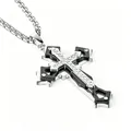 Primo piano della collana a croce in acciaio al titanio punk con strass. - Croce multi-strass con catena in acciaio inossidabile / Nero