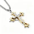Primo piano di un ciondolo a croce in acciaio inossidabile punk con strass molto lucidi - Croce multi-strass con catena in acciaio inossidabile / Oro