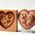 Handgefertigte herzförmige Keksform aus Holz mit feiner Rosengravur zum Backen - Herz Rose