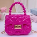 Fuchsiafarbene Mini-Gelee-Umhängetasche mit Perlengriff und goldener Kettenriemen-Optik - Fuchsia