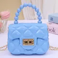 Elegante hellblaue gesteppte Mini-Gelee-Tasche mit Perlengriff und goldener Kette - Himmelblau