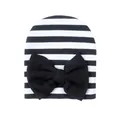 Gorro de bebé a rayas blancas y negras para recién nacido con un gran lazo decorativo negro - Talla Única (Sugerido 0-6 Meses) / Rayas Blancas y Negras