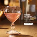 Elegante copa de cóctel de cristal acanalado con forma de corazón para bares - 220ml / Estilo de corazón a rayas con pajita