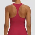 Vista trasera de un sujetador deportivo granate con espalda cruzada para yoga y gym - S / Tops / Rojo carmín