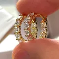 Elegantes pendientes de aro dorados con pavé de cristales muy brillantes y claros - Hebilla de Oreja de Moissanita Galaxia / Oro K