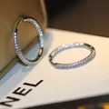 Elegantes pendientes de aro plateados totalmente pavimentados con circonitas - Aros Grandes de Moissanita Completamente Incrustados / Tono de Oro Blanco