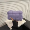 Elegante lavendelfarbene gesteppte Schminktasche mit Karomuster und tragbarem Cloud-Design - Lila