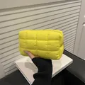 Leuchtend gelbe gesteppte Puffer-Kosmetiktasche mit weicher Gittersteppung und Reißverschluss - Gelb