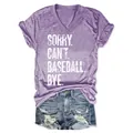 T-shirt décontracté violet col en V pour femmes avec imprimé Baseball Bye blanc - S / Hauts / Violet (Blanc SORRY CAN'T BASEBALL BYE.)