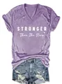 T-shirt violet col en V avec impression blanche 'Stronger Than The Storm' - S / Hauts / Violet (STRONGER)