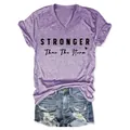 T-shirt décontracté violet col en V pour femmes avec imprimé Stronger Than The Storm - S / Hauts / Violet (STRONGER Noir)