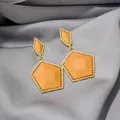 Élégantes boucles d'oreilles pendantes géométriques jaune moutarde avec bords perlés dorés - Boucles d'oreilles Losanges en Émail Géométrique (E4655-1) / Jaune Moutarde