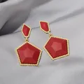 Boucles d'oreilles pendantes géométriques rouges avec bordure dorée sur soie - Boucles d'oreilles Losanges en Émail Géométrique (E4655-2) / Rouge