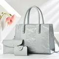 Detailansicht des 3-teiligen grauen Handtaschen-Sets mit einzigartiger Faltenoptik-Tote. - Grau