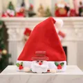 Bonnet de Noël en feutre rouge avec une mignonne applique Père Noël 3D pour fêtes - Enfants Mains en l'air Père Noël