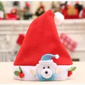 Bonnet de Noël rouge avec un ours en peluche blanc portant une casquette bleue à carreaux - Enfants Mains en l'air Ours