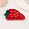 Dettaglio della molletta a forma di fragola con vivace texture marmorizzata rossa e verde - Stile Fragola / Fragola
