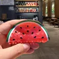 Dettaglio di un simpatico fermaglio a pinza a forma di anguria con finitura lucida. - Stile Anguria / Anguria