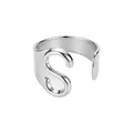Anillo abierto premium de acero inoxidable pulido con un diseño audaz de la letra S - S / Plateado