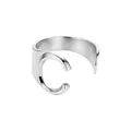 Anillo abierto minimalista de acero inoxidable con la letra C en acabado plateado - Letra C / Plateado