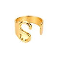 Anillo abierto de acero inoxidable bañado en oro con diseño de letra inicial S. - S / Dorado