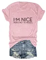 Stilvolles rosa Kurzarm-T-Shirt mit I'M NICE Aufdruck und Distressed Denim Shorts SKU - S / Oberteile / Rosa
