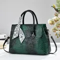 Sac à main élégant à motif crocodile vert avec détail de foulard en soie décoratif - Style Sac Unique / Vert