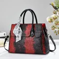 Sac à main élégant à motif crocodile dégradé rouge et noir avec foulard en soie décoratif - Style Sac Unique / Rouge