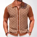 Braunes Kurzarm-Poloshirt für Herren mit geometrischem Jacquard-Strick und Knopfleiste - M / Oberteile / Braun