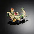 Vue détaillée d'une broche paon de luxe avec des gemmes colorées et dorure fine - Strass Multicolore (545)